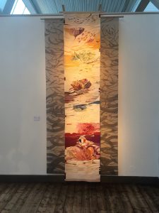 Tidsflöde (pulserande tid och vilande tid), Gobeläng, triptyk, handmålade sidolängder Storlek: 2,60 x 1,20. (VMT´s utställning "TID" i Ronneby Konsthall-2017)