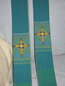 Stola. Handvävd, ylle, lin. Broderi, silke och metalltråd. Tillhör Karlstad Domkyrka