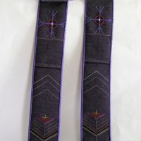 Stola, lila, Handvävt tyg
Broderi, ylle och lin
Tillhör Eds Kyrka, Liljedal