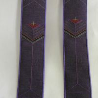 Stola, lila (detaljbild), Handvävt tyg, ylle, lin. Broderi, ylle, lin. Tillhör Eds Kyrka, Liljedal